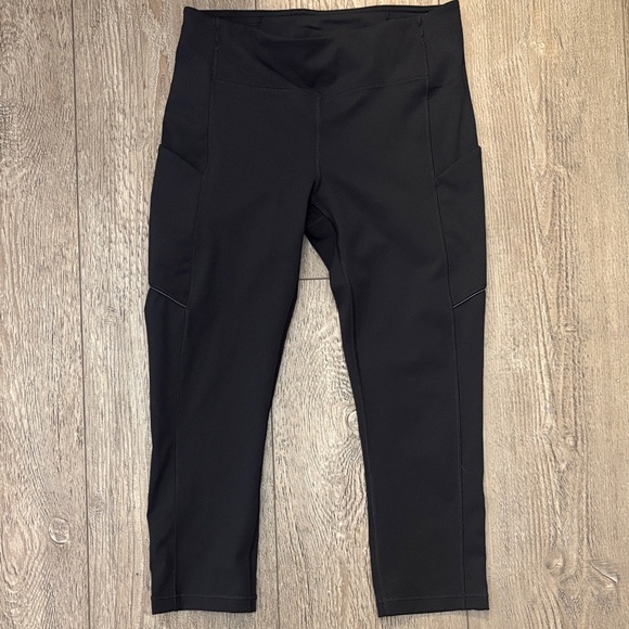 lululemon athletica Pants - Lululemon Athletica Speed Up Crop Black Capri 21” High Waisted Leggings Size 8